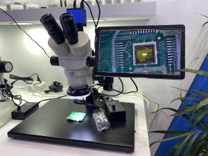 trinocular stereo microscope to inspect a circuit board